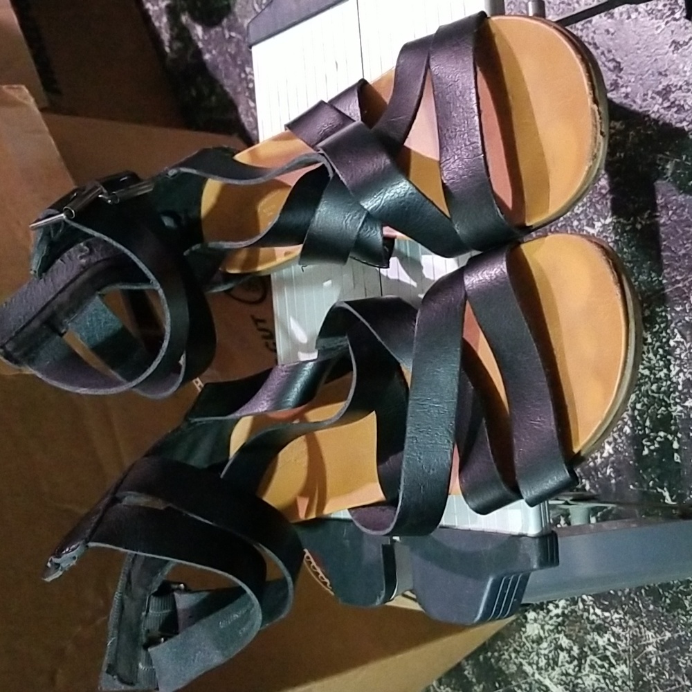 Universal Thread SANDALS sz 7.5